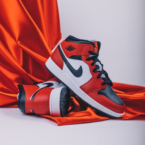 Air Jordan 1 Mid Chicago Black Toe Air Jordan 1 Mid Chicago Black Toe