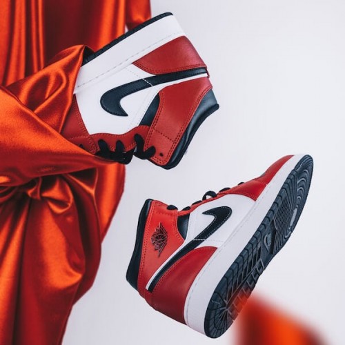 Air Jordan 1 Mid Chicago Black Toe Air Jordan 1 Mid Chicago Black Toe