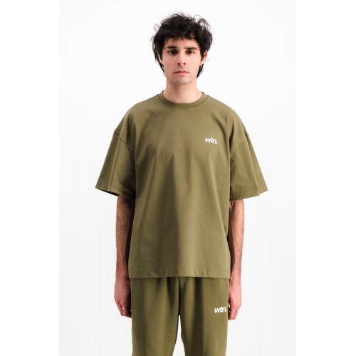 T-Shirt L’Uniforme Olive (2023) T-Shirt L’Uniforme Olive (2023)