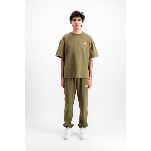 T-Shirt L’Uniforme Olive (2023) T-Shirt L’Uniforme Olive (2023)