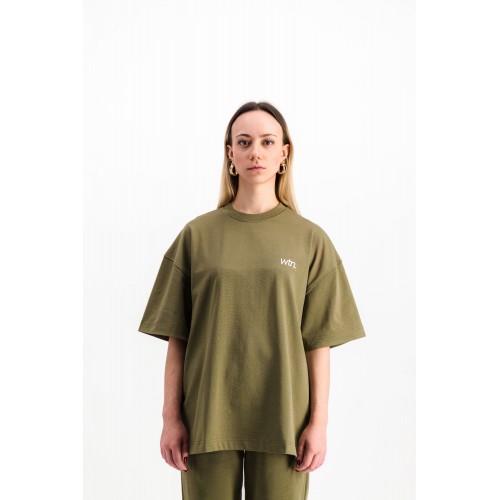 T-Shirt L’Uniforme Olive (2023) T-Shirt L’Uniforme Olive (2023)