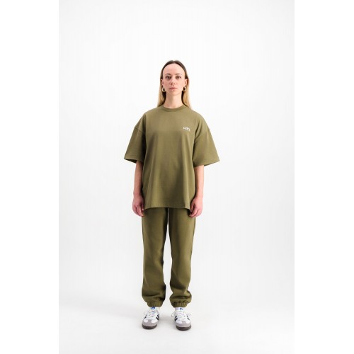 T-Shirt L’Uniforme Olive (2023) T-Shirt L’Uniforme Olive (2023)
